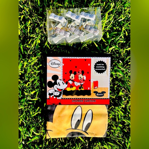 Disney Mickey & Minnie Shower Curtain with bow hooks included - Picture 3 of 4